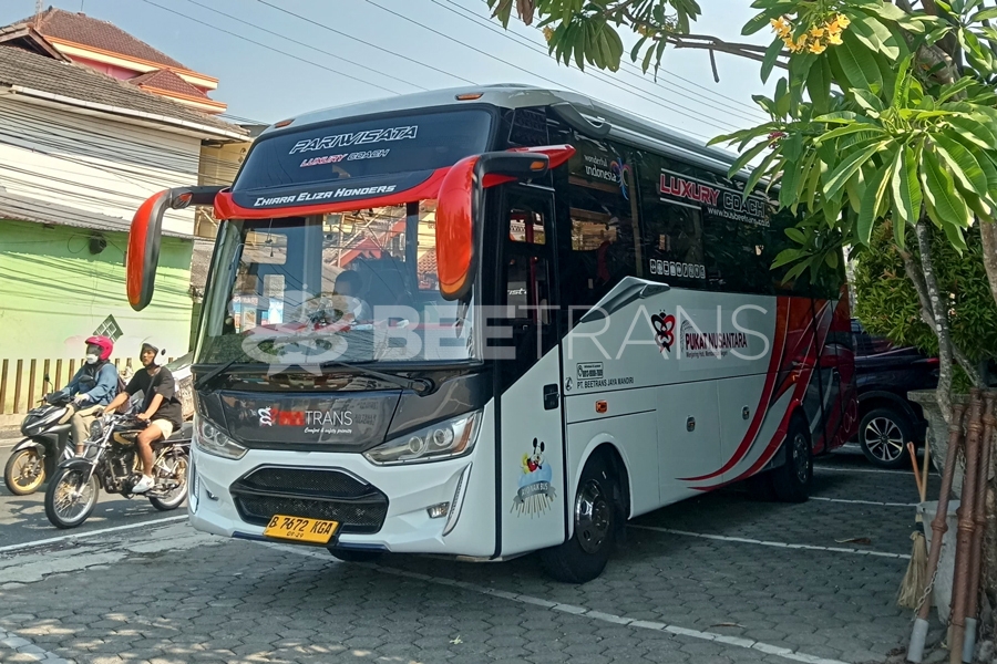 Medium Bus Pariwisata VIP Legrest Jakarta Semarang